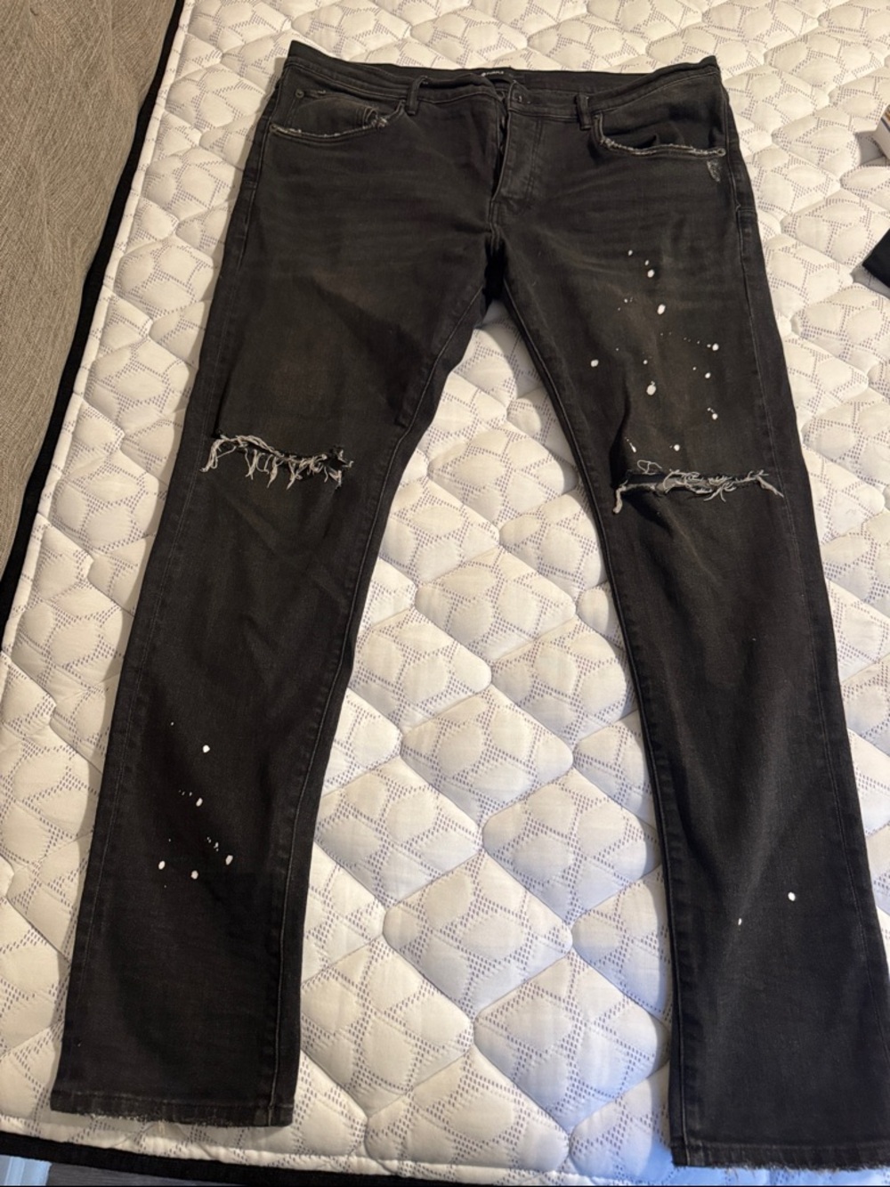 FRAME DENIM Men’s Skinny Jeans in Black with White Paint Splatter